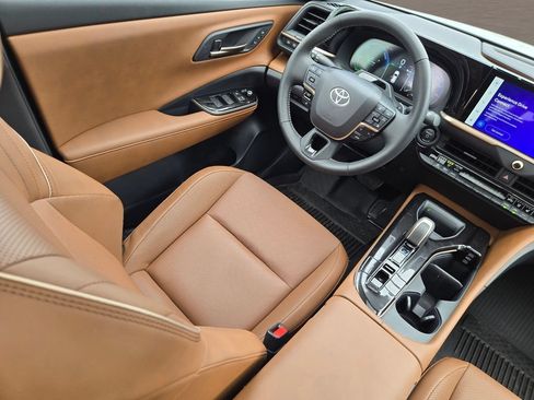 Used 2025 Toyota Crown Signia w/ Advanced Technology Package AWD/4WD image 18