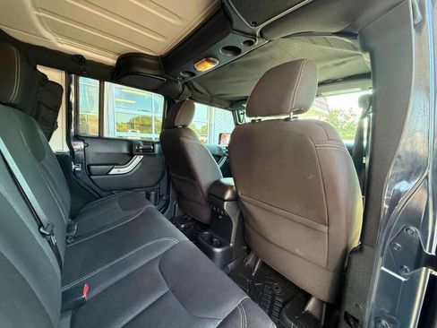 Used 2017 Jeep Wrangler Unlimited Rubicon w/ Cold Weather Group AWD/4WD image 27