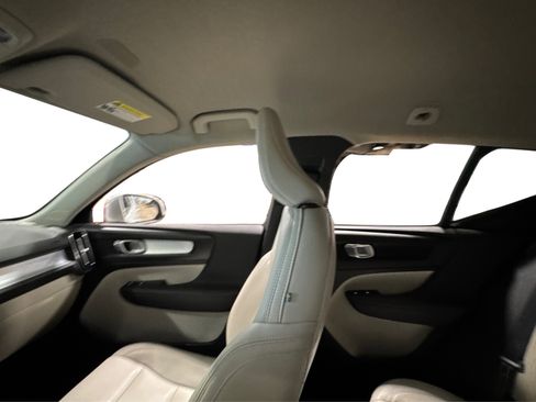 Used 2019 Volvo XC40 T5 Momentum image 40