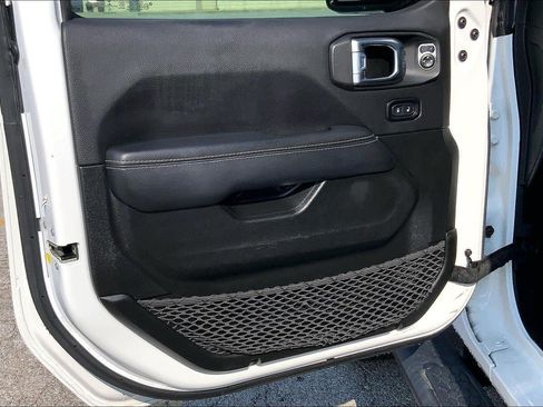 Used 2022 Jeep Wrangler Unlimited Sahara w/ Cold Weather Group AWD/4WD image 23