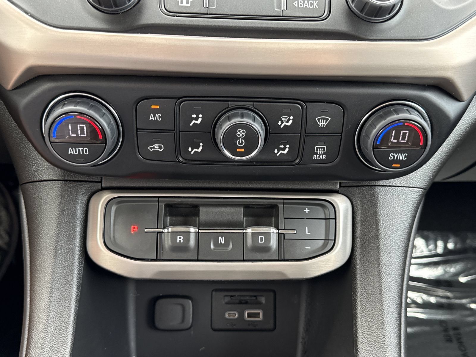 Used 2023 GMC Acadia Denali w/ Denali Ultimate Package FWD image 23
