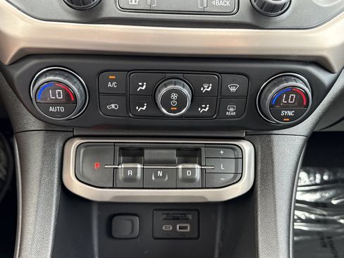 Used 2023 GMC Acadia Denali w/ Denali Ultimate Package FWD image 23