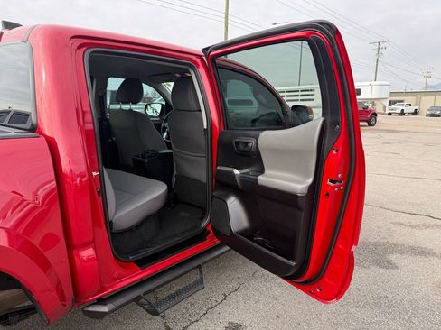 Used 2021 Toyota Tacoma SR5 AWD/4WD image 38