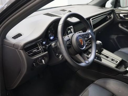 Certified 2026 Porsche Macan AWD/4WD image 4