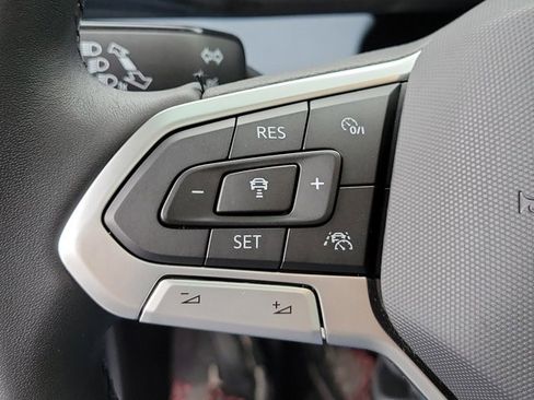 Certified 2025 Volkswagen Jetta SE w/ Sunroof Package image 24