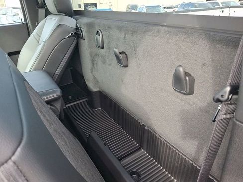 Used 2024 RAM 2500 Tradesman w/ Chrome Appearance Group image 10