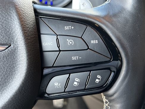 Used 2023 Chrysler 300 C image 21