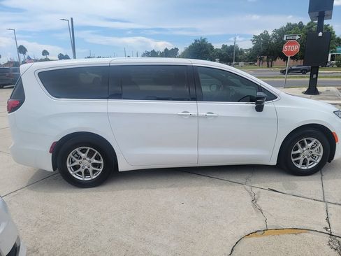Used 2026 Chrysler Pacifica Select FWD image 7