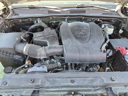 Used 2021 Toyota Tacoma TRD Sport w/ Technology Package RWD image 9