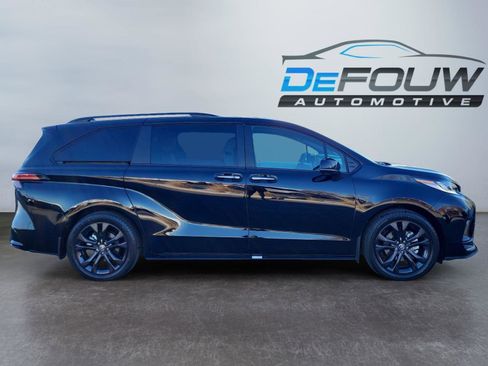 Used 2025 Toyota Sienna XSE image 2