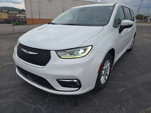 Used 2023 Chrysler Pacifica Touring-L FWD image 4