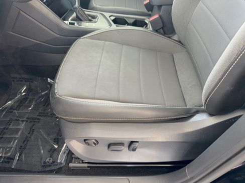 Used 2023 Volkswagen Taos SE w/ Panoramic Sunroof Package FWD image 16