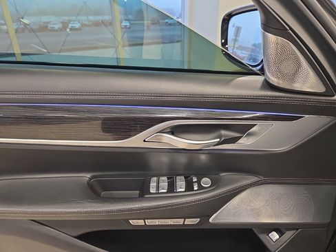 Used 2017 BMW 750i xDrive image 11