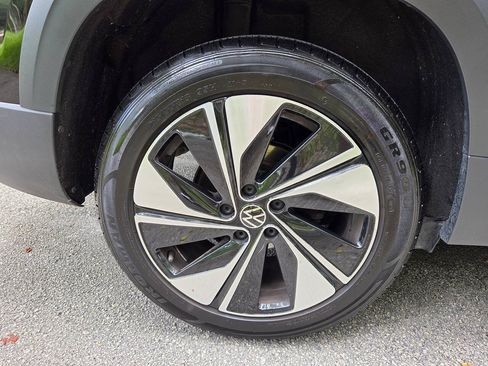 Used 2024 Volkswagen Taos SE AWD/4WD image 17