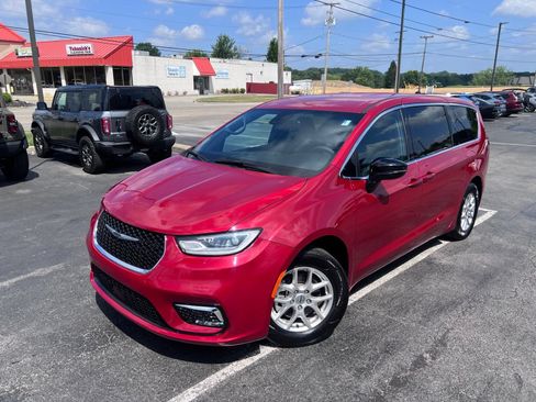 Used 2025 Chrysler Pacifica Select FWD image 15