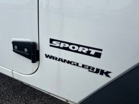 Used 2018 Jeep Wrangler Sport w/ Connectivity Group AWD/4WD image 10