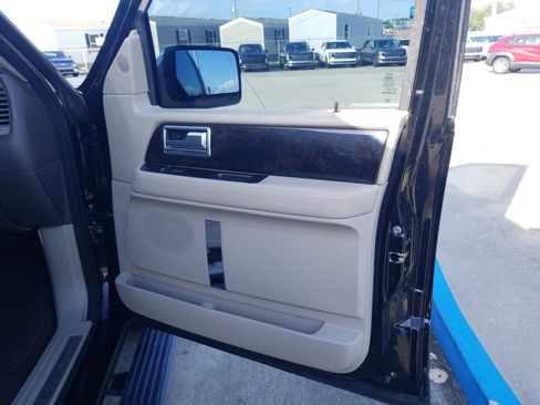 Used 2017 Lincoln Navigator Select RWD image 16
