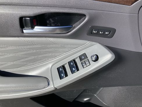 Used 2022 Toyota Avalon Limited image 12