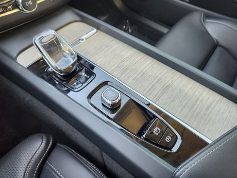 Used 2022 Volvo XC60 B5 Inscription w/ Advanced Package image 24