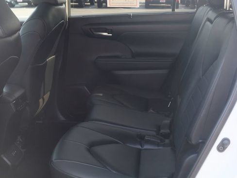 Used 2025 Toyota Highlander XLE AWD/4WD image 23