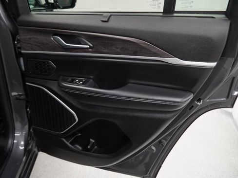 Certified 2022 Jeep Grand Cherokee Limited w/ Luxury Tech Group II image 45