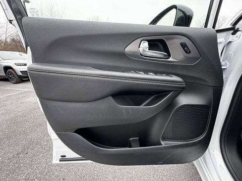 New 2026 Chrysler Pacifica Select AWD/4WD image 26