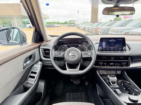 Used 2023 Nissan Rogue SV AWD/4WD image 14