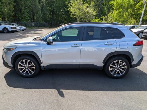 Used 2022 Toyota Corolla Cross XLE w/ Convenience Package image 3