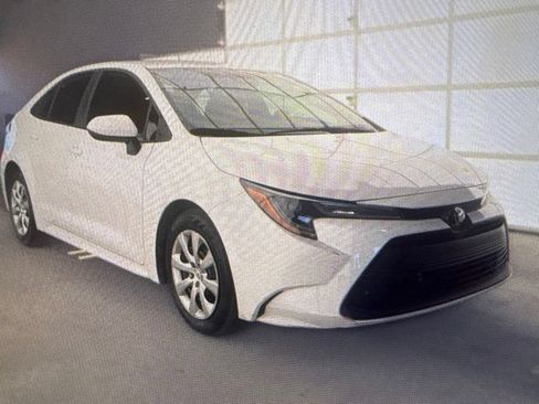 Used 2025 Toyota Corolla LE FWD image 3