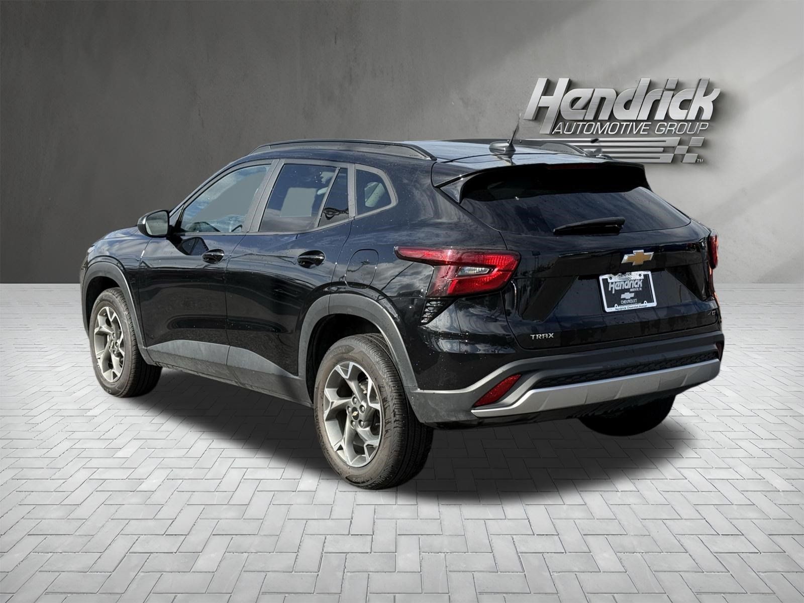 Used 2025 Chevrolet Trax LT w/ LT Convenience Package FWD image 9