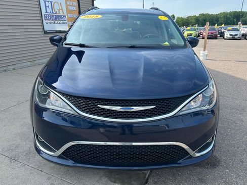 Used 2018 Chrysler Pacifica Touring-L w/ Tire & Wheel Group FWD image 2