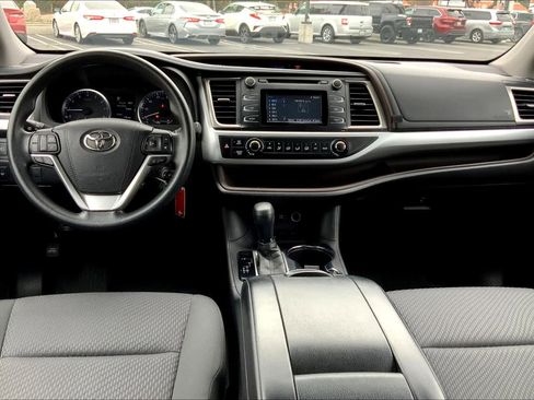 Used 2018 Toyota Highlander LE image 14
