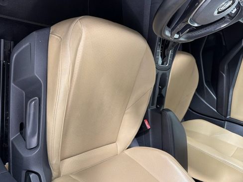 Used 2019 Volkswagen Jetta SE w/ Cold Weather Package FWD image 11