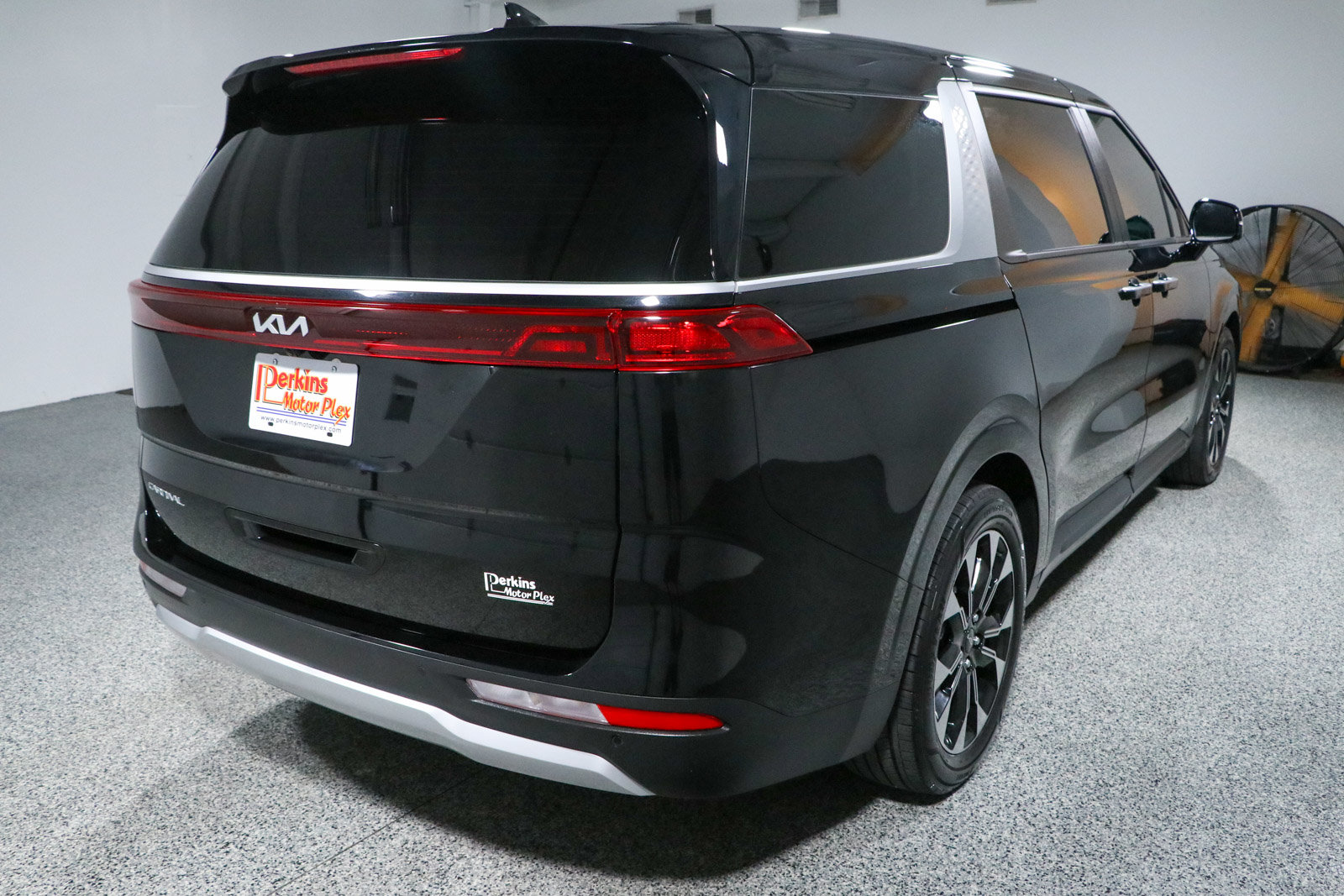 Used 2024 Kia Carnival EX FWD image 7