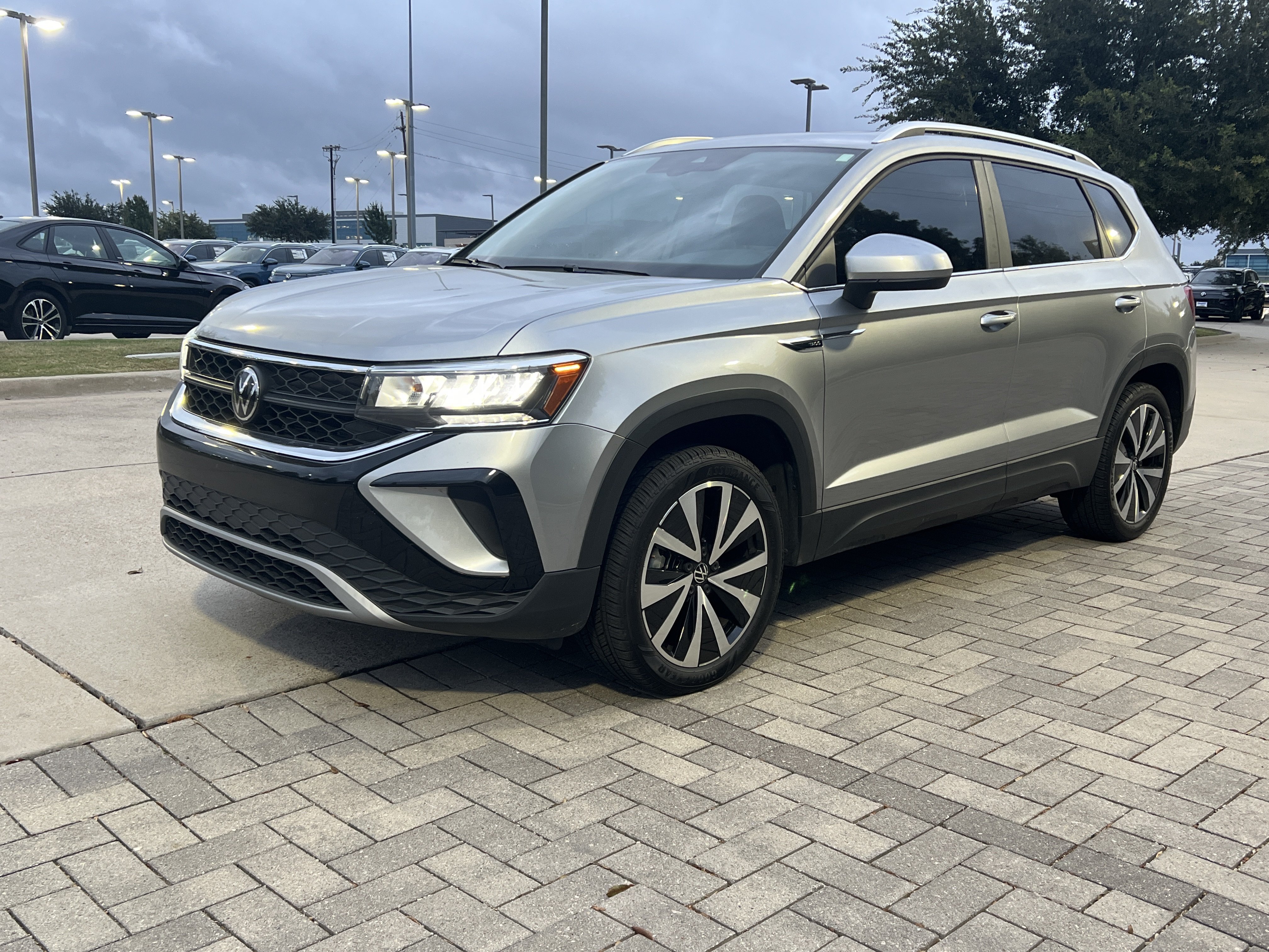 Used 2023 Volkswagen Taos SE w/ Panoramic Sunroof Package FWD image 4