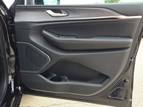 New 2025 Jeep Grand Cherokee L Overland w/ Trailer Tow Package image 9