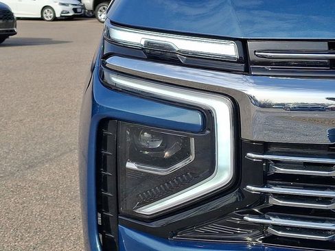 Used 2025 Chevrolet Suburban Premier image 12