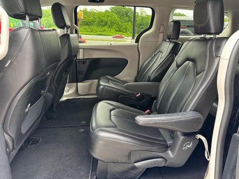 Used 2023 Chrysler Pacifica Touring-L FWD image 12