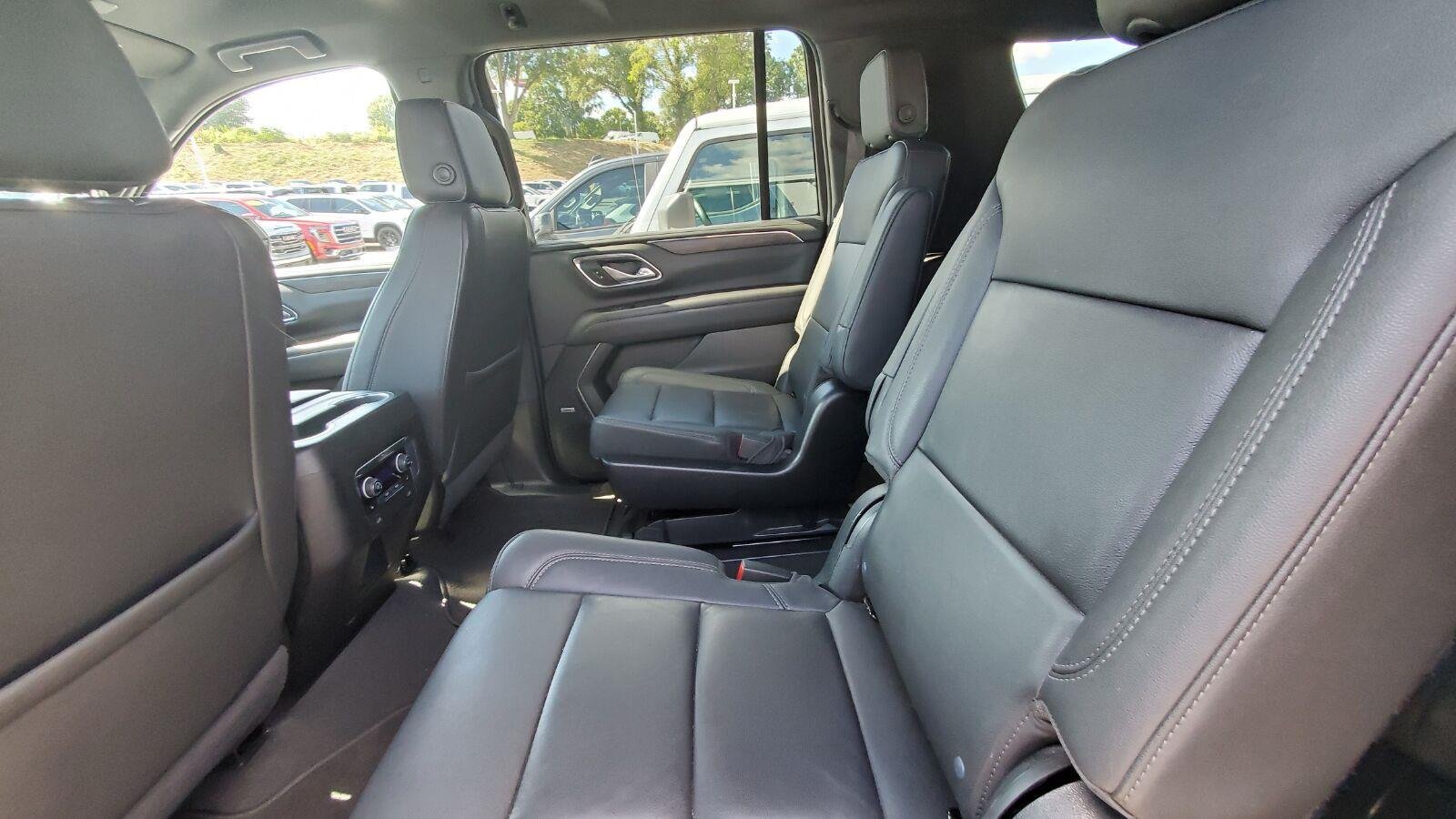 Used 2022 Chevrolet Suburban LT w/ Luxury Package AWD/4WD image 5