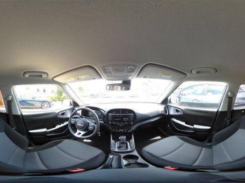 Used 2025 Kia Soul LX w/ LX Technology Package FWD image 41
