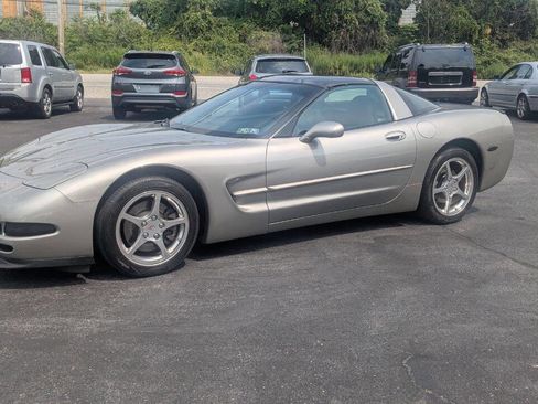 Used 2001 Chevrolet Corvette Coupe w/ Preferred Equipment Group1 image 19