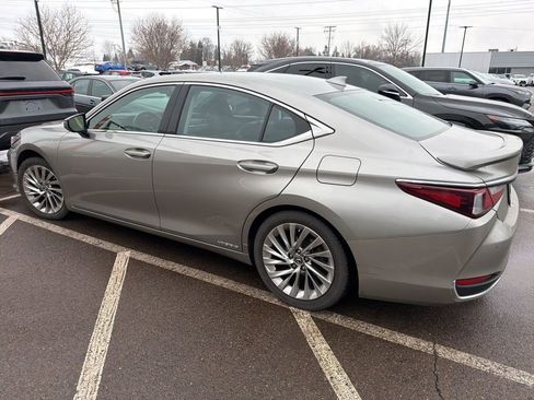 Used 2020 Lexus ES 300h w/ Luxury Package image 16