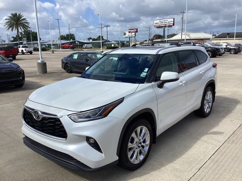 Used 2023 Toyota Highlander Limited FWD image 3