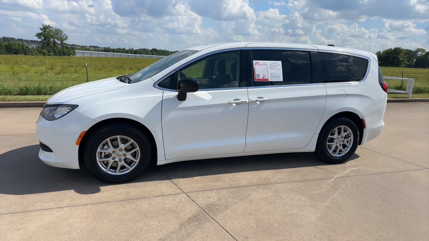 Used 2024 Chrysler Voyager LX FWD image 5