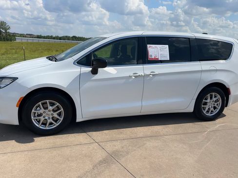 Used 2024 Chrysler Voyager LX FWD image 5