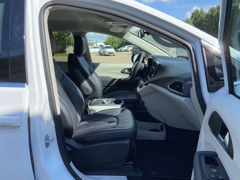Used 2024 Chrysler Pacifica Touring-L AWD/4WD image 13