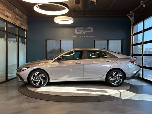 Used 2025 Hyundai Elantra Sport FWD image 6