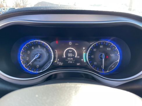 Used 2025 Chrysler Pacifica Limited image 41