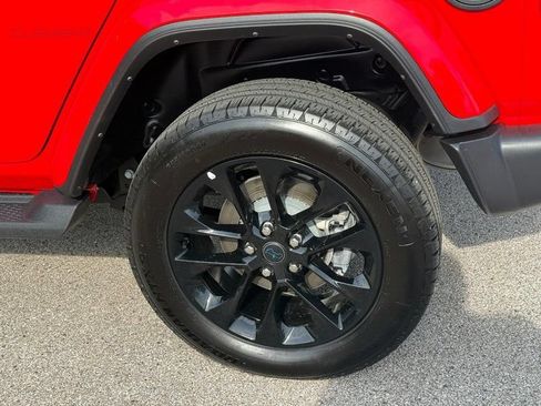 Used 2025 Jeep Wrangler Unlimited Sahara AWD/4WD image 4
