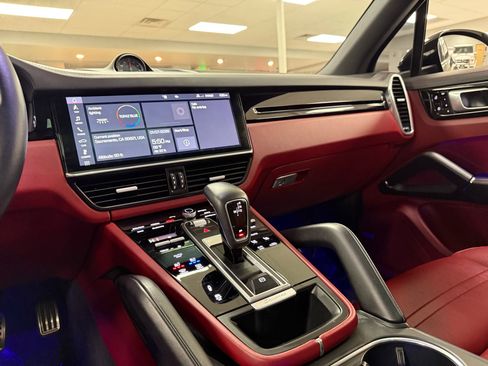 Used 2020 Porsche Cayenne S image 11